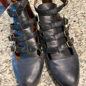 Lucky Brand sandals sz 7.5 in black with buckles.